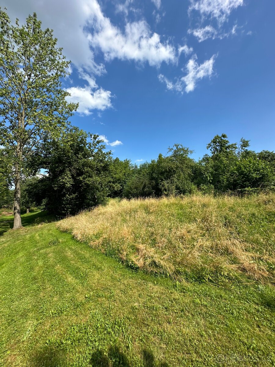 Pozemek se stavbami na okraji vesnice - 9