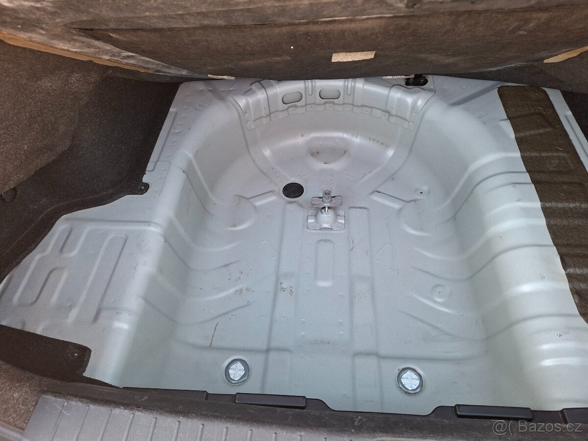 Hyundai Accent 1.4 benzín, rok 2009 - 9