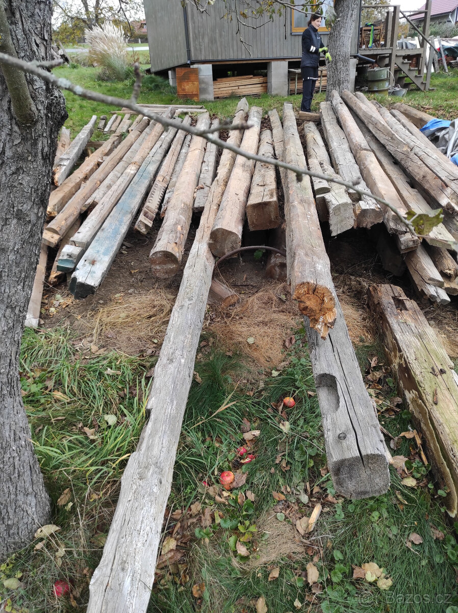 ručně tesané trámy ze střechy - 9