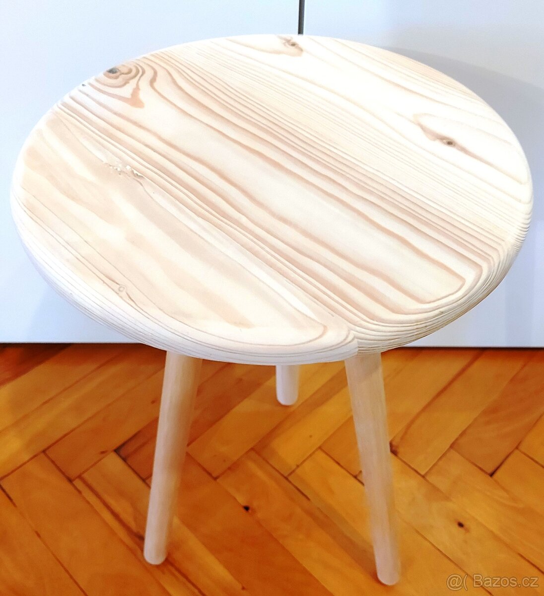 Květinový stolek na trojnožce - 9