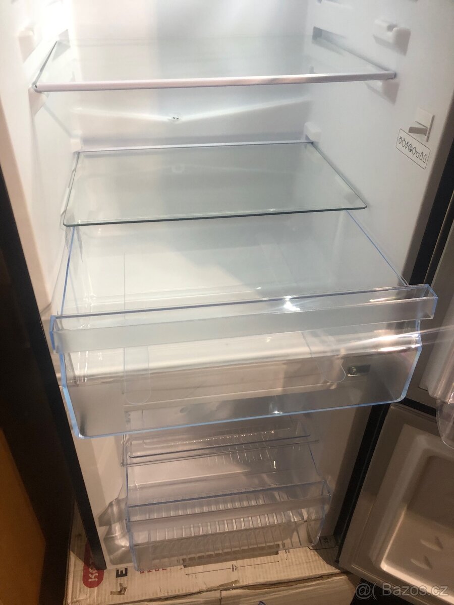 Krásná nová malá lednice s mrazákem CHIQ - 9