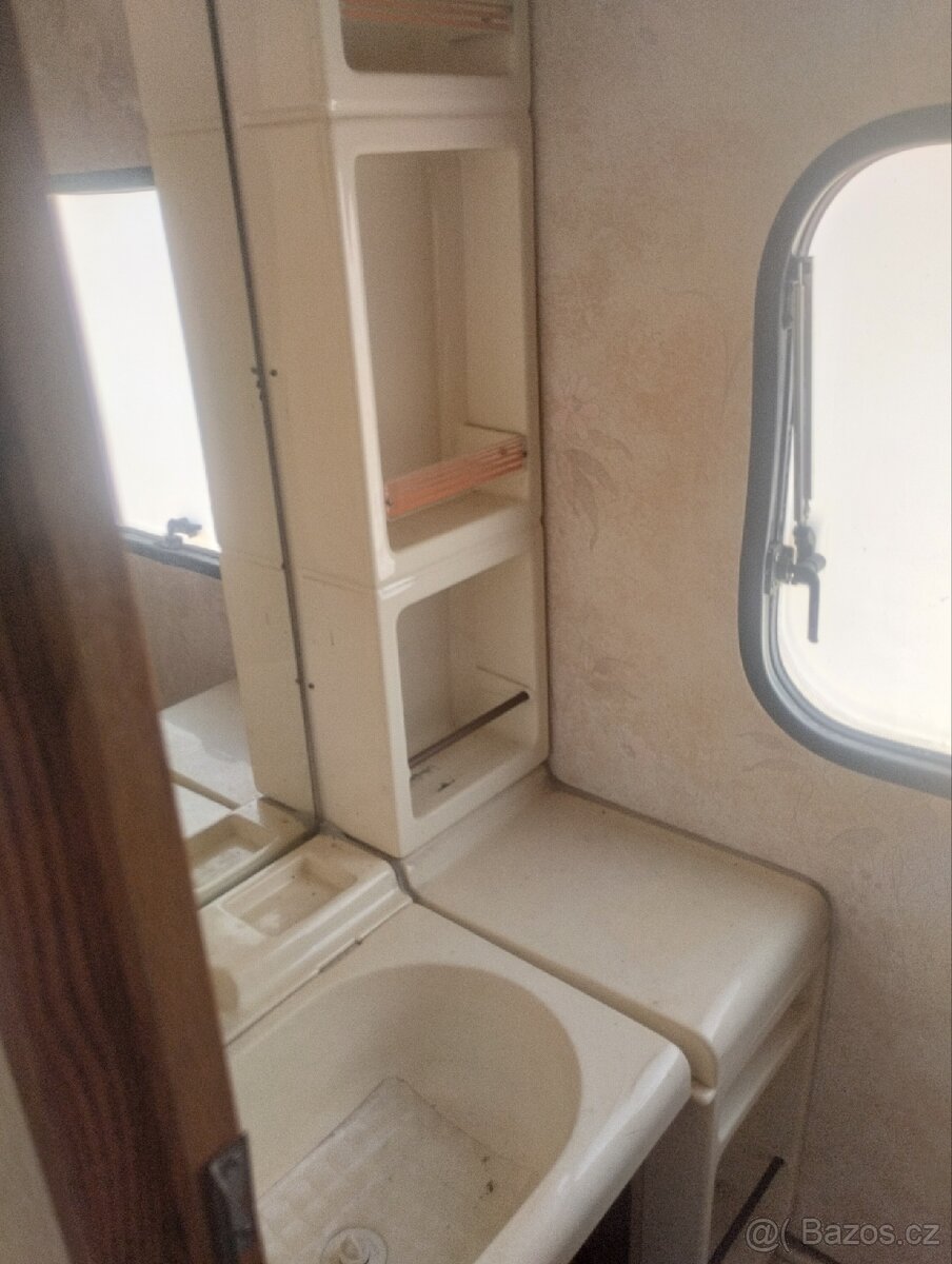 Prodám karavan adria - 9