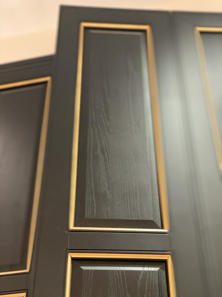 Dveře, regály, police, vitríny - 9