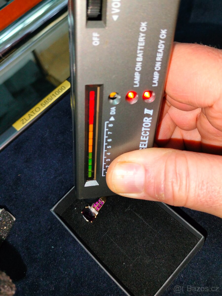 Zlaty honosný prsten Diamanty a vinovy granat .Rozmer 60 - 9