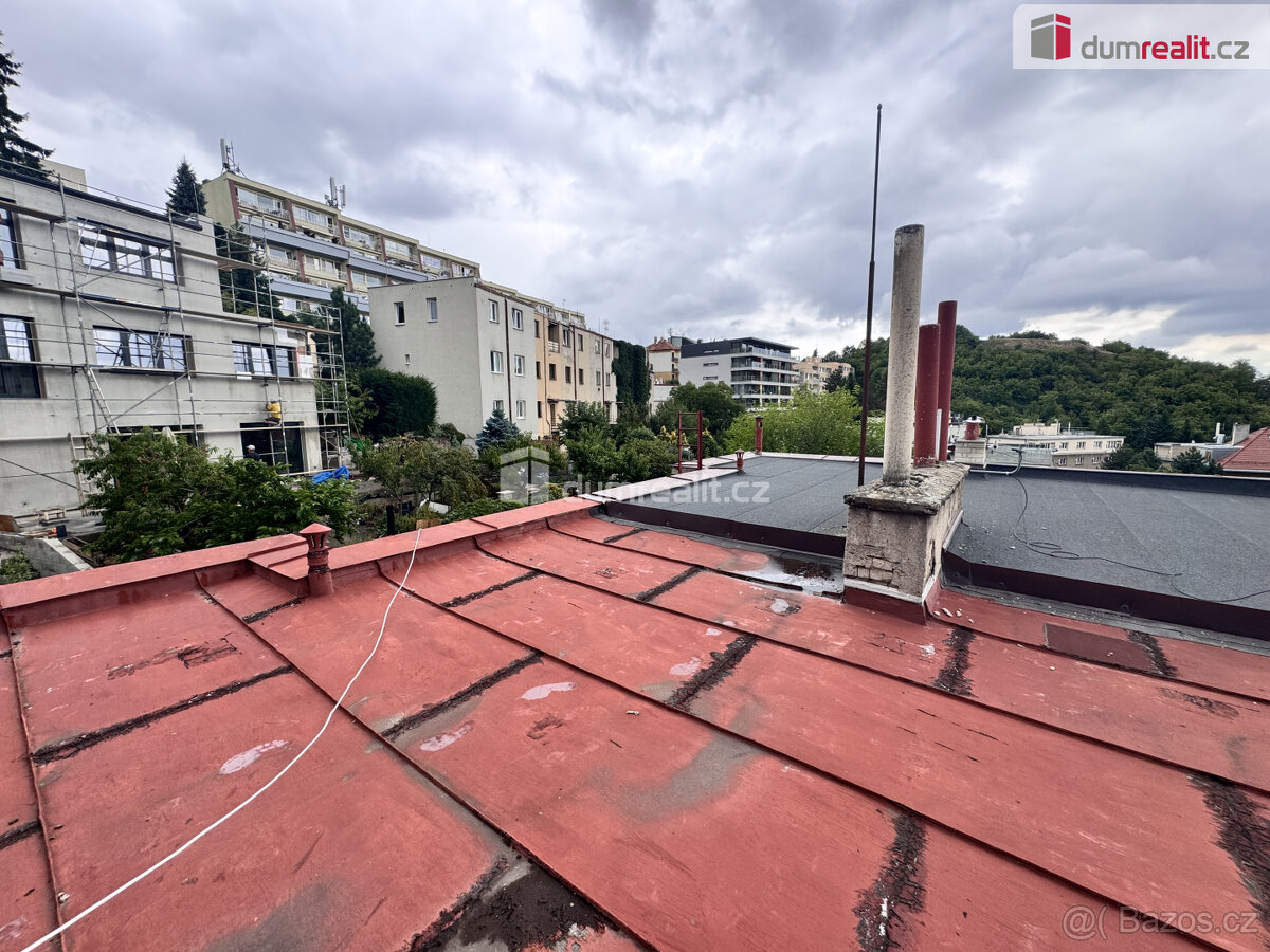 Levá část prvorepublikové vily v srdci Malvazinek - 9