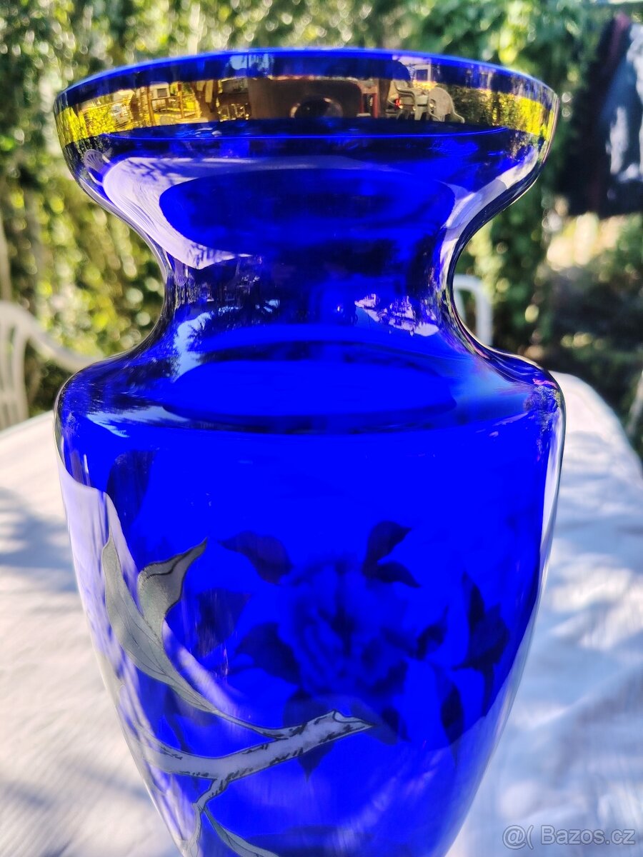 Modrá skleněná váza s květinami a pozlacením - 9