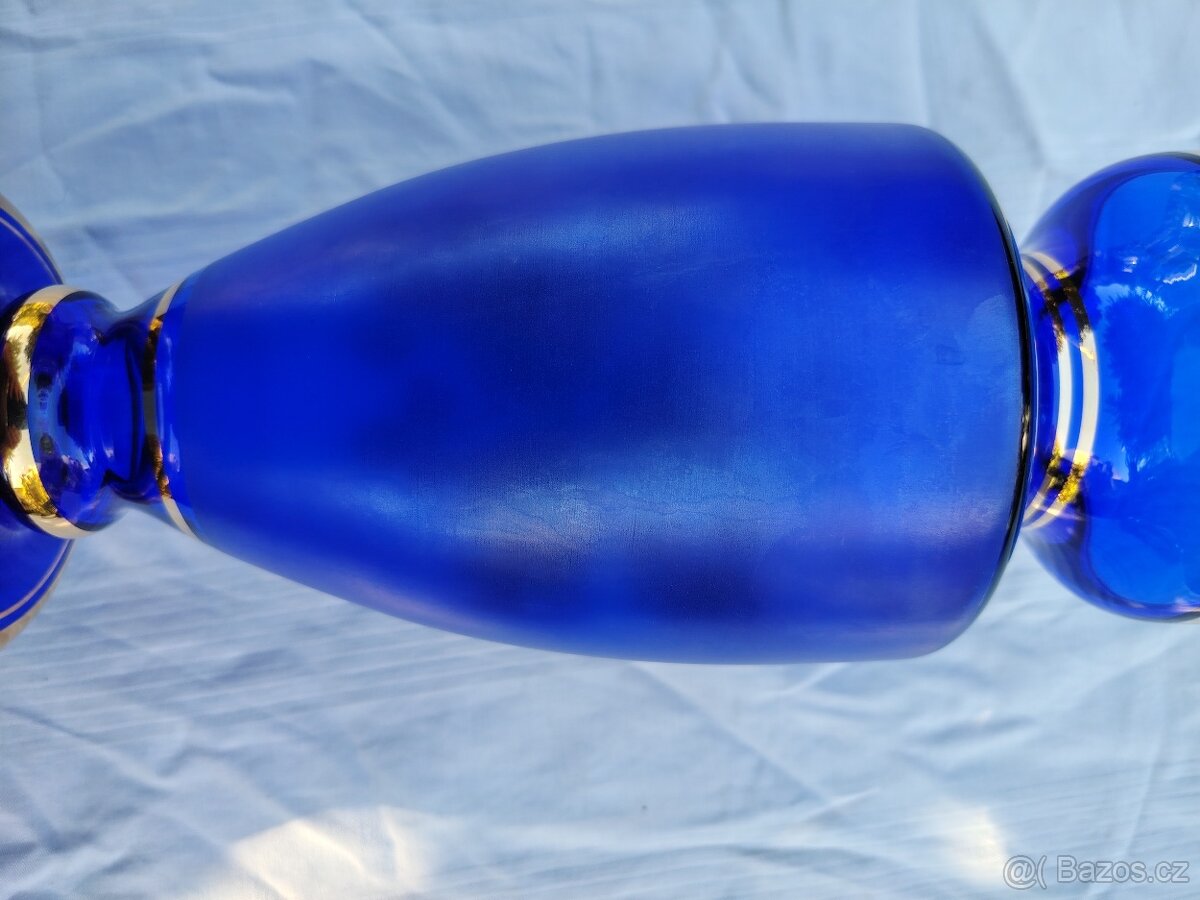 Modrá skleněná váza se zlatým motivem - 9