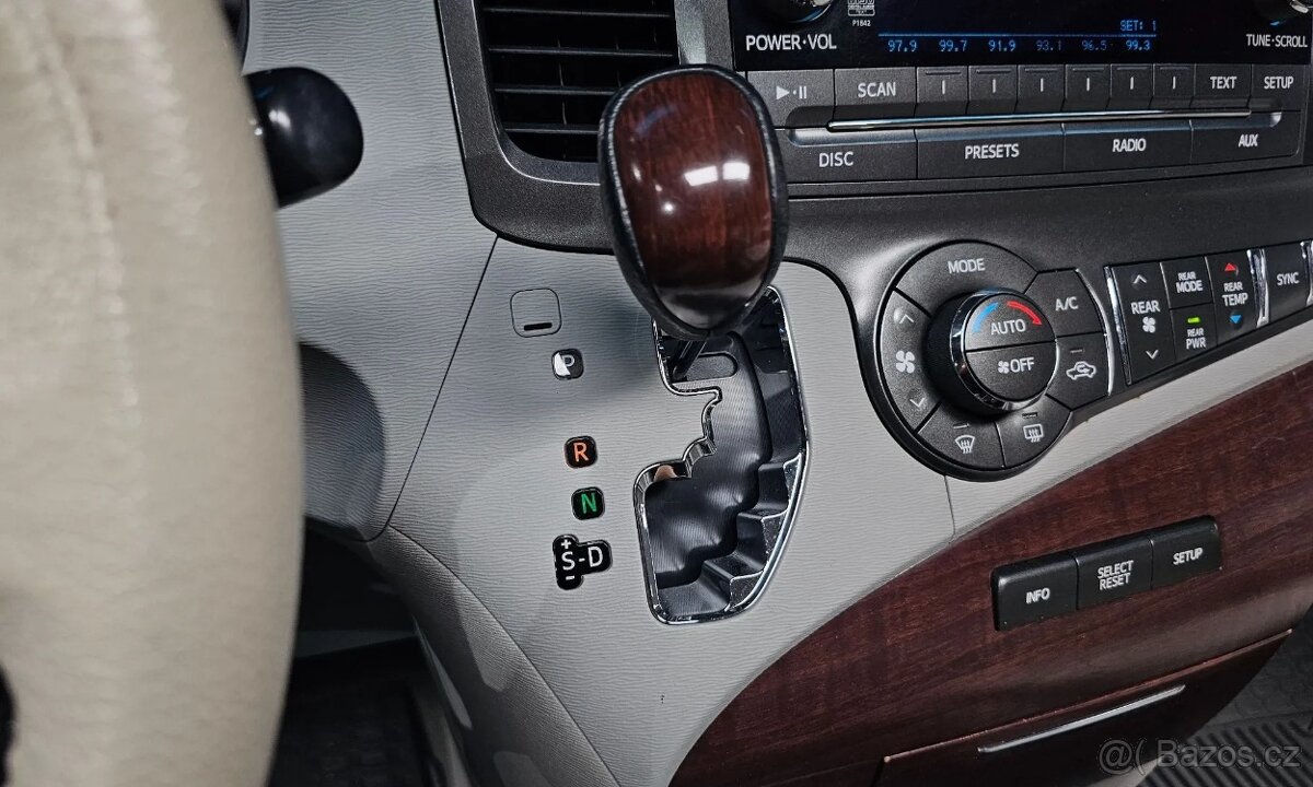 2012 TOYOTA SIENNA LIMITED - 9