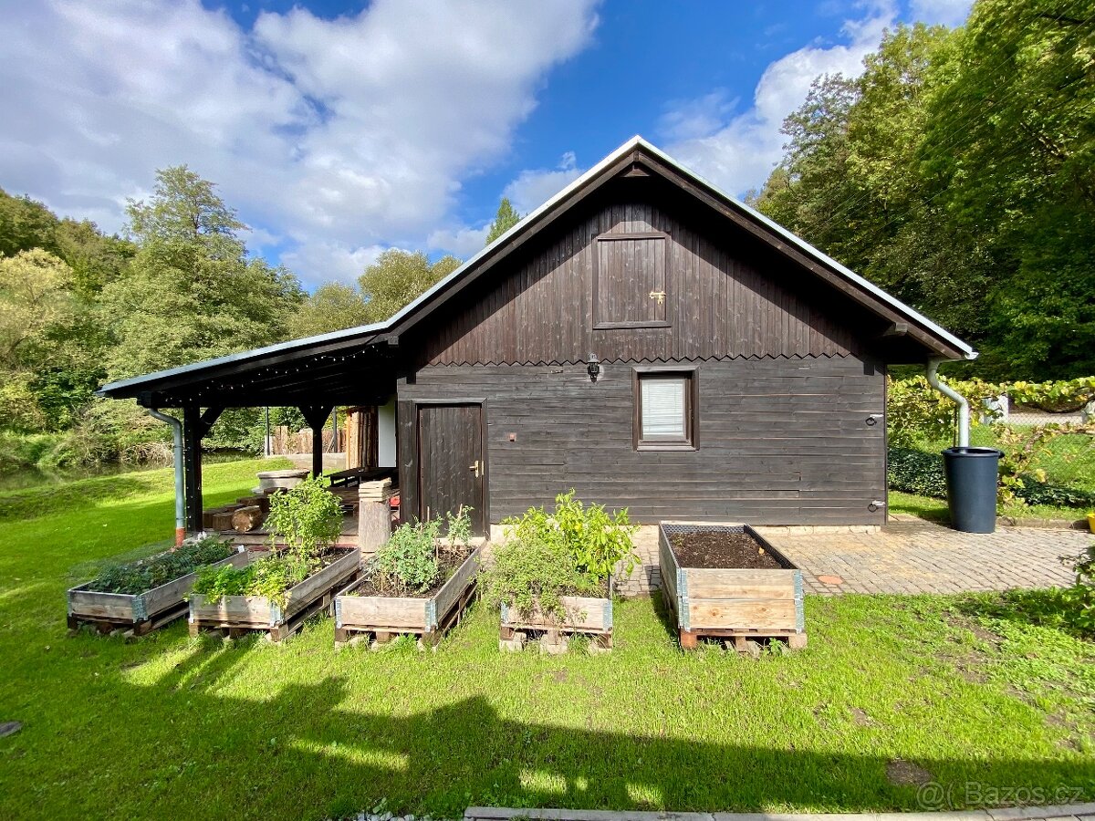 Stavebni pozemek 302 m2 s chatou u reky Svitavy - 9