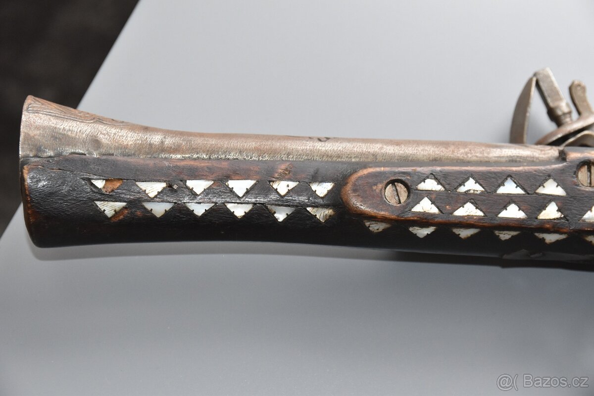 KŘESADLOVÁ PISTOLE-PUŠKA S NÁDOBOU NA PRACH - 9