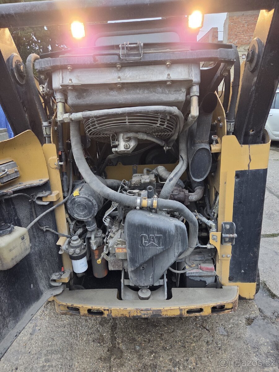Caterpillar 257B pásový nakladač - 9