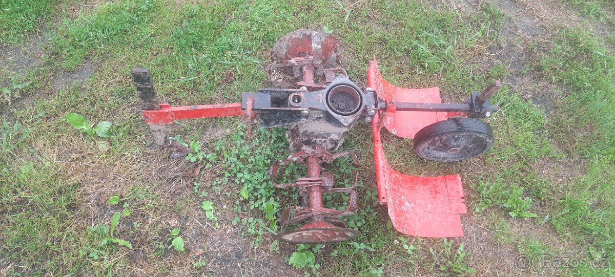 Vyorávač brambor, kola ,osy ,Motor Jikov, příslušenství. - 9