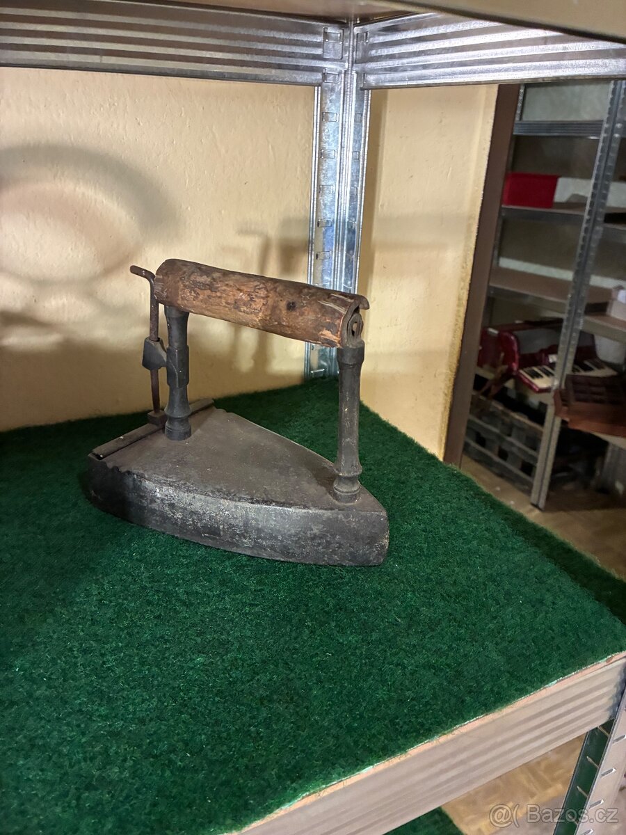 Starožítná žehlička - 9