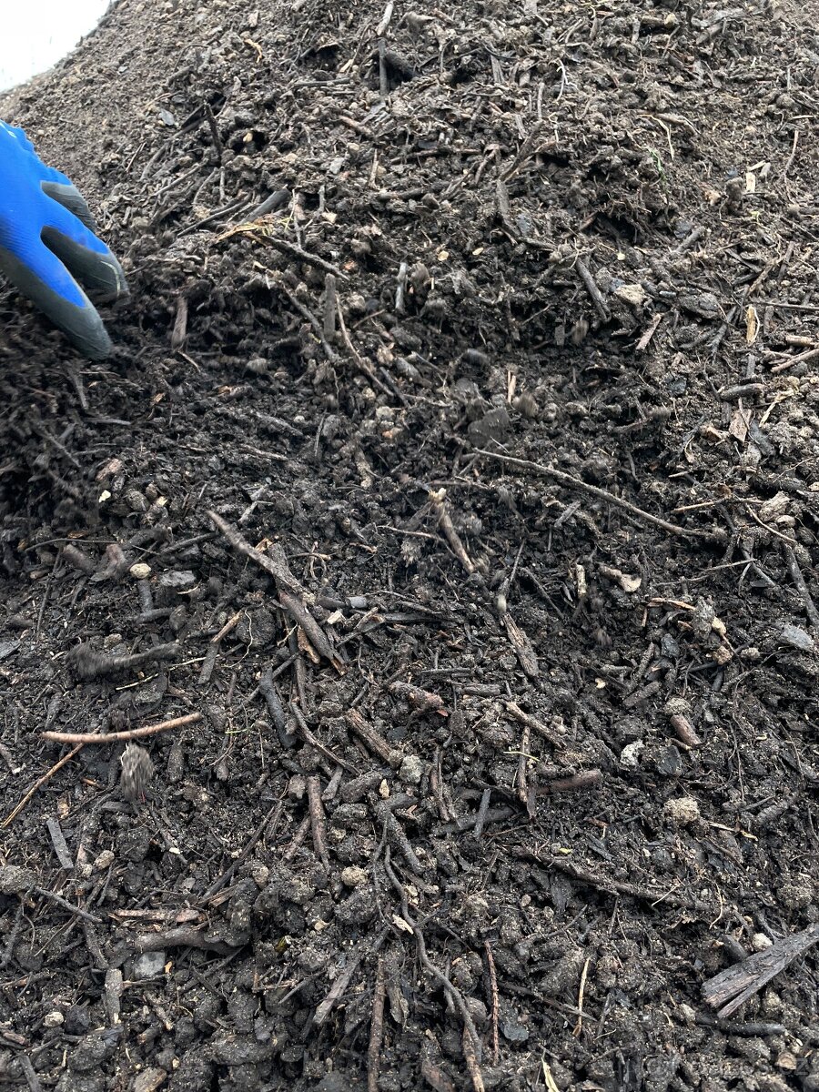 Kompost tříděný, netříděný, prosátá zemina - 9