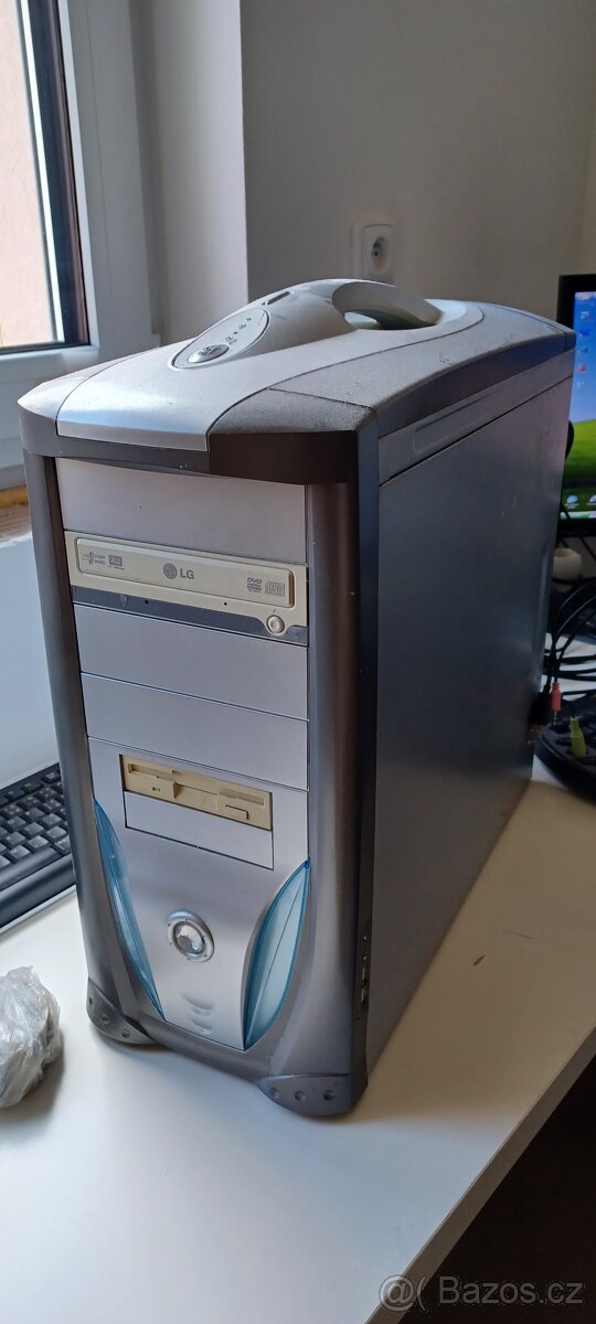 stolní počítač šedý - 9
