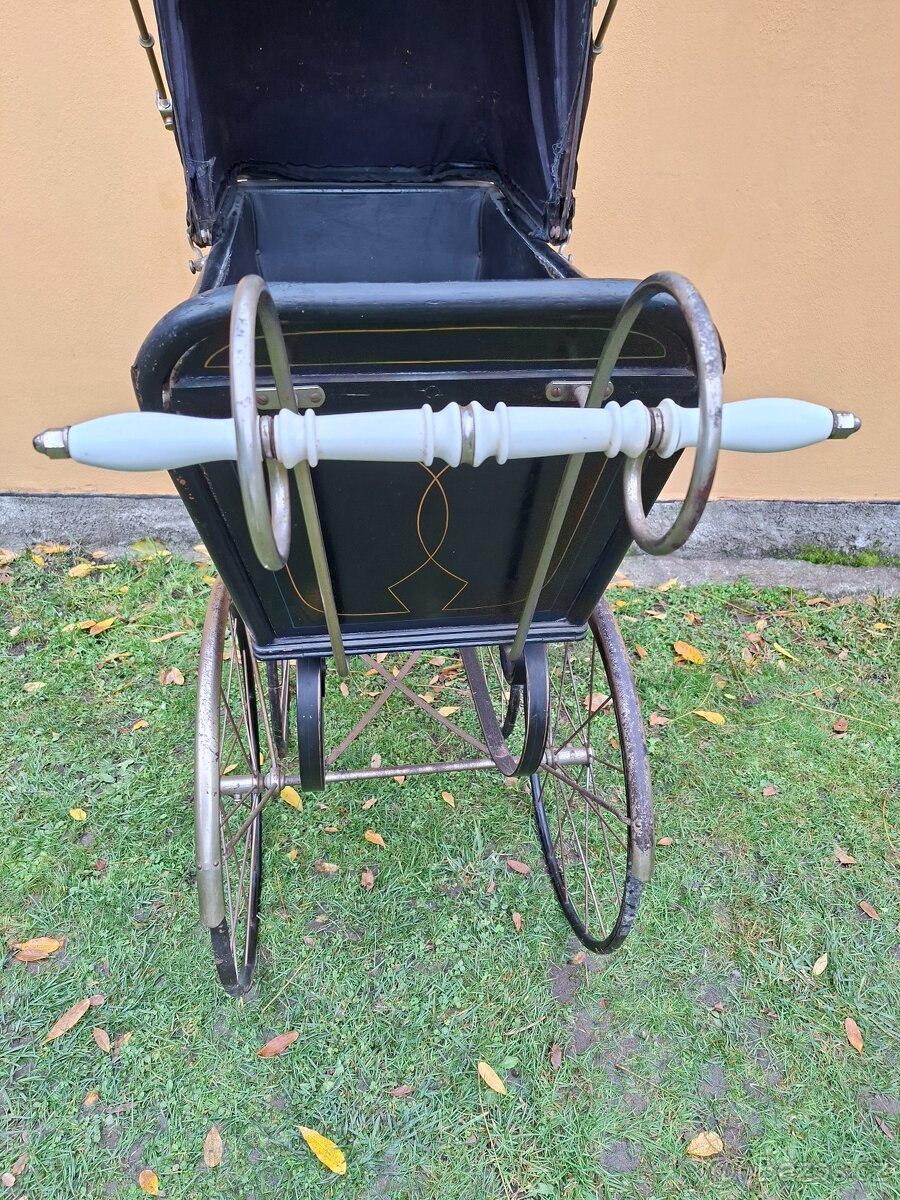 Starožitný kočárek pro miminko č. 633 - 9