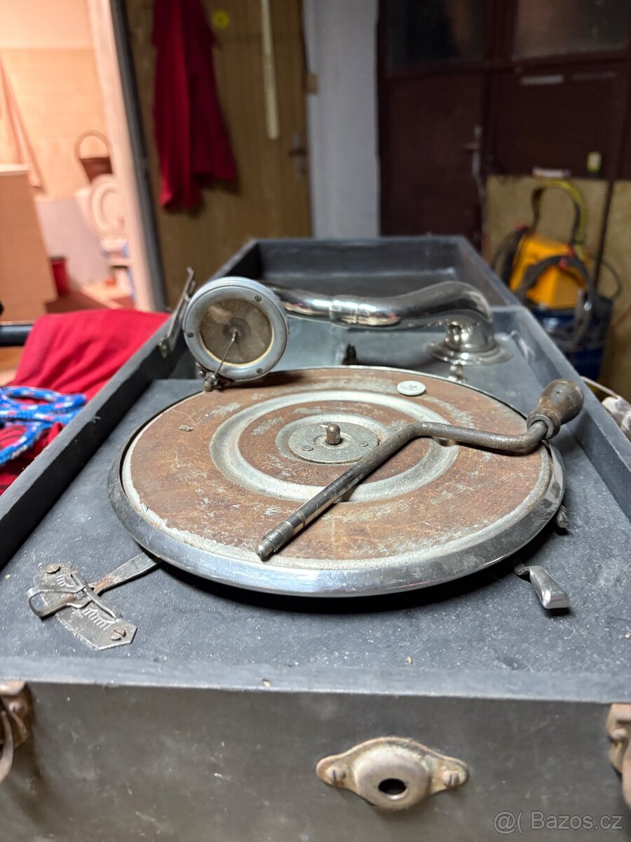 Kufříkový gramofon na kliku - 9
