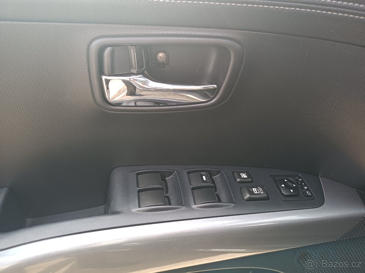 Mitsubishi outlander 2.2 DI-D,4x4,rok 2011 - 9