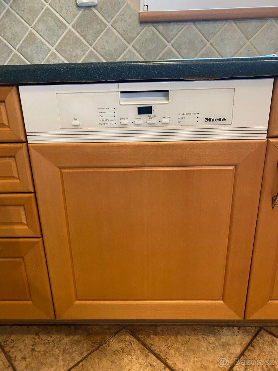 Moderní kuchyňská linka se spotřebiči - 9