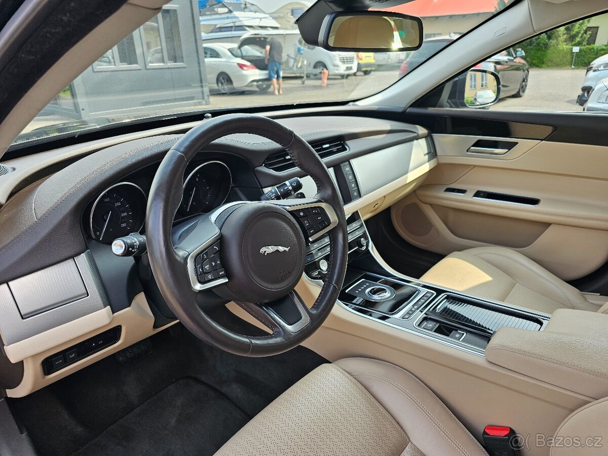 JAGUAR XF 2019 2.0 25D 177kW,SENZORY,VÝHŘEVY,KŮŽE,NAVI - 9