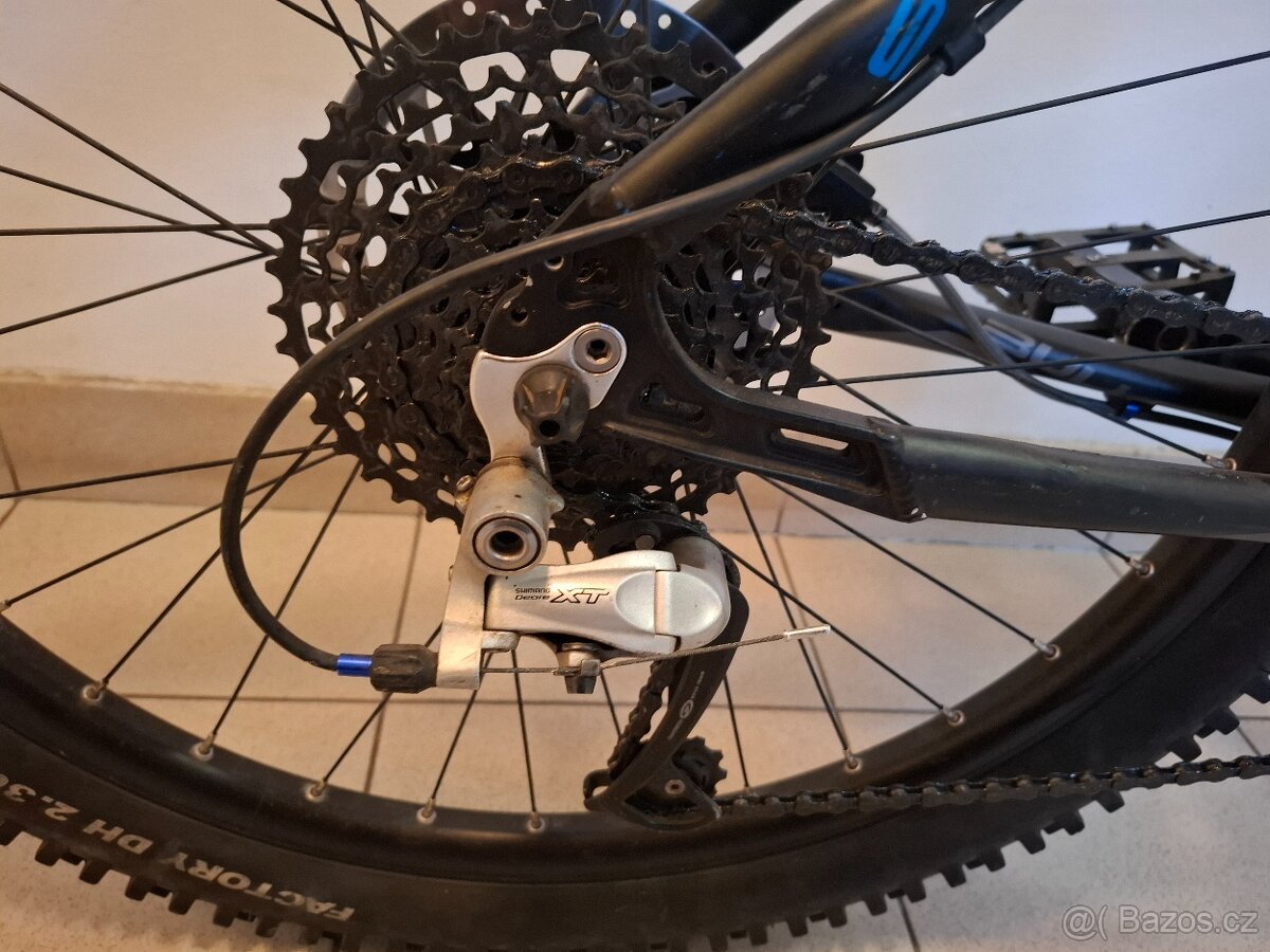 Bulls Cross Flyer - 9