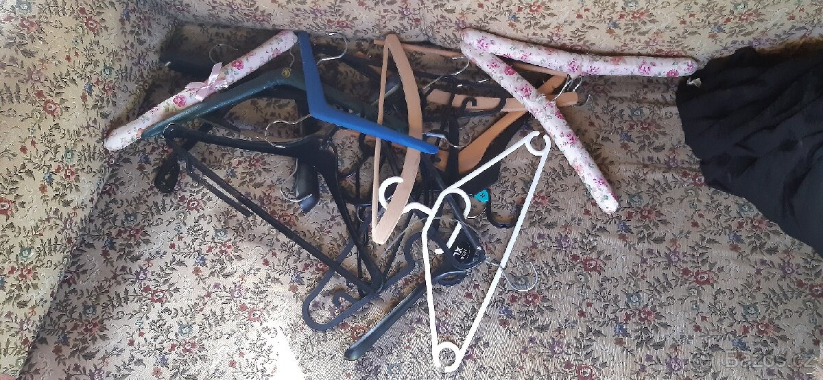 stoleček pod TV + ramínka na šaty + Makita 6271D - 9