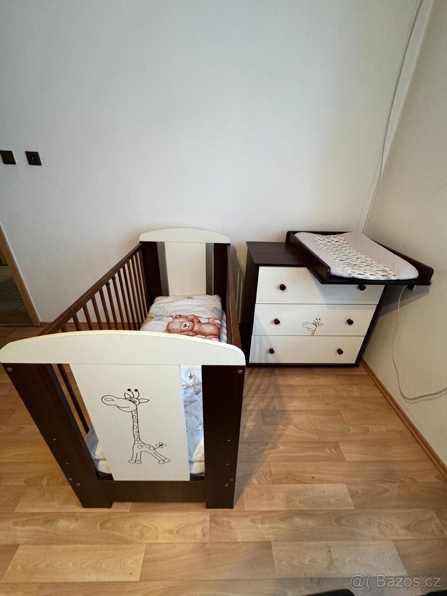 Přebalovací pult a postýlka Klupš Safari, ořech - bílá - 9