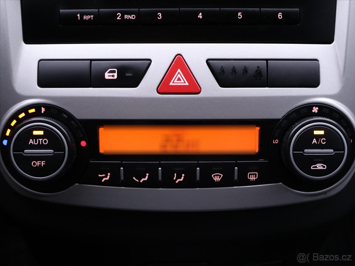 Kia Ceed 1,6 i 92kW CZ Klima (2009) - 9