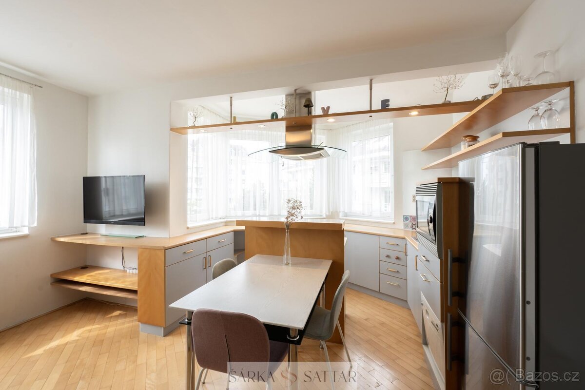 Prodej světlého 2+kk 54m2 s garážovým stáním , 2x sklepem, v - 9