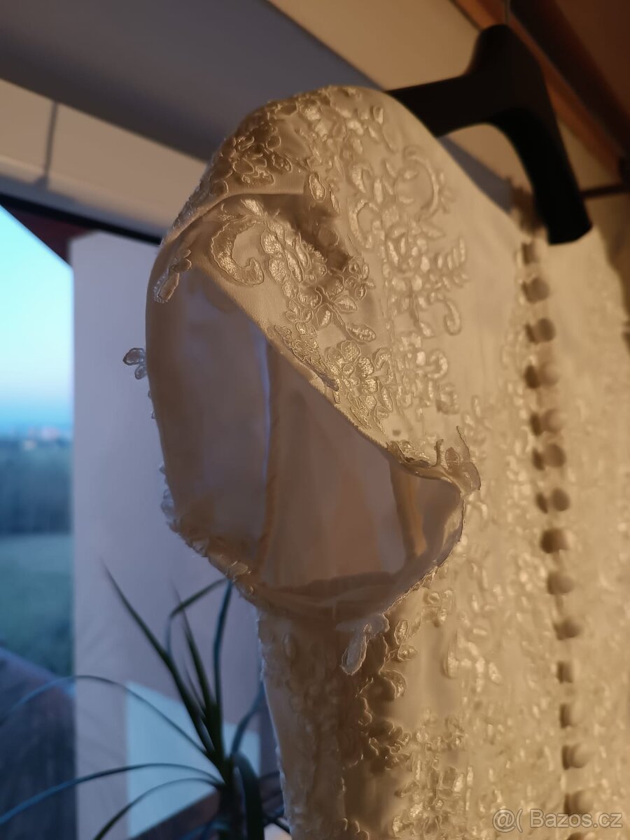 Krajkové svatební šaty - 9