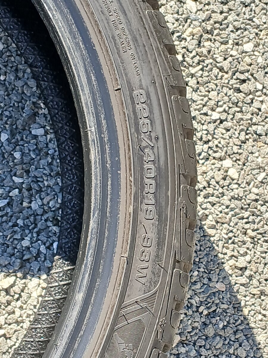Pěkné zimní pneu Goodyear 225/40/19 vzorek 8mm - 9