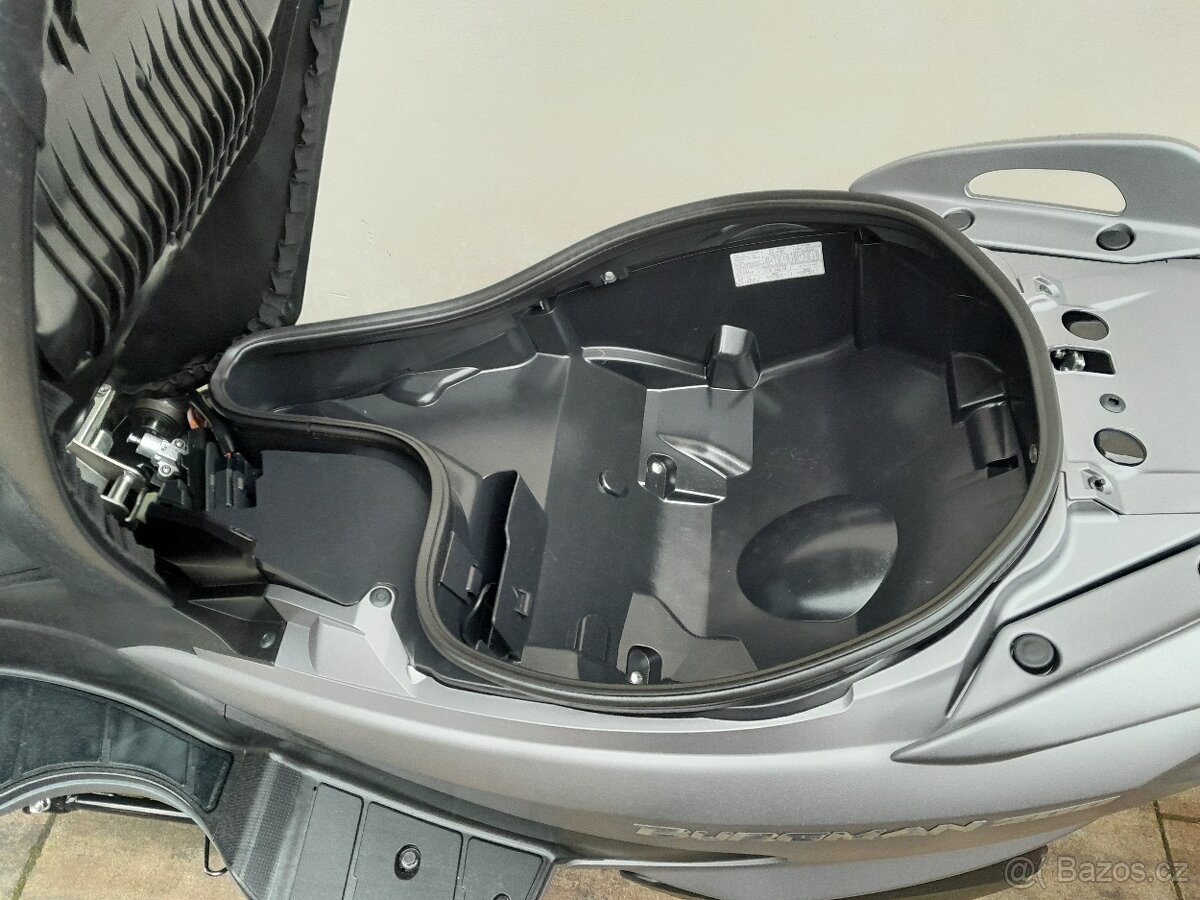 Suzuki Burgman 200i 2016, výborný stav, ZIMNÍ CENA - 9