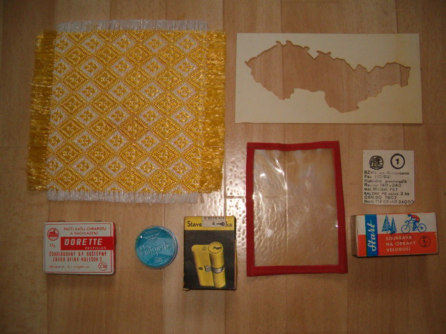 Retro pásek, natáčky, brýle, voňavka, mýdla, taštička - 9