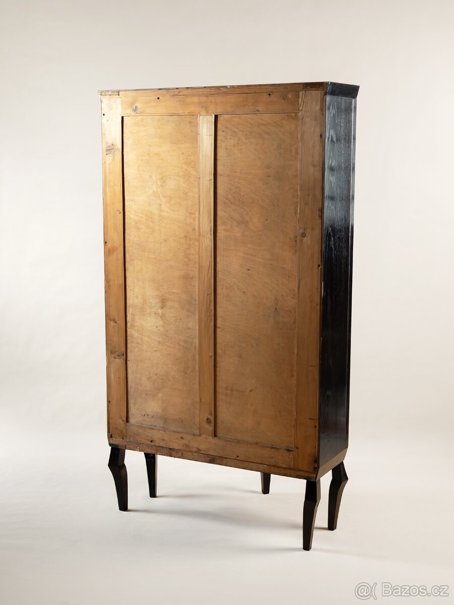 KUBISTICKÁ VITRÍNA ROHOVÁ - 9