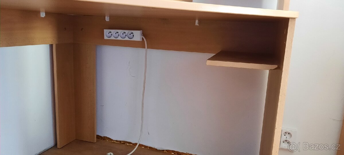 Rohový PC stůl s regály a policemi (vč. dvou zásuvek) - 9