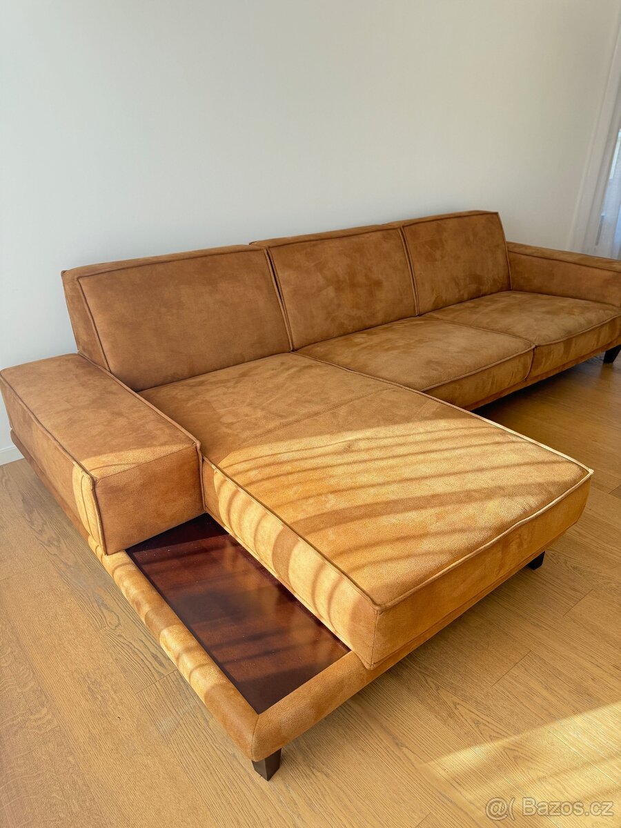 Prodávám luxusní čalouněnou sedačku v barvě karamel - 9