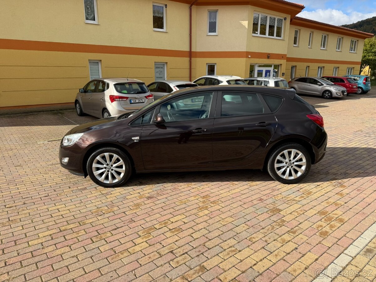OPEL ASTRA J 1.4 T 103kW-2012-146.830KM-VÝHŘEV,AC-DOBRÝ STAV - 9