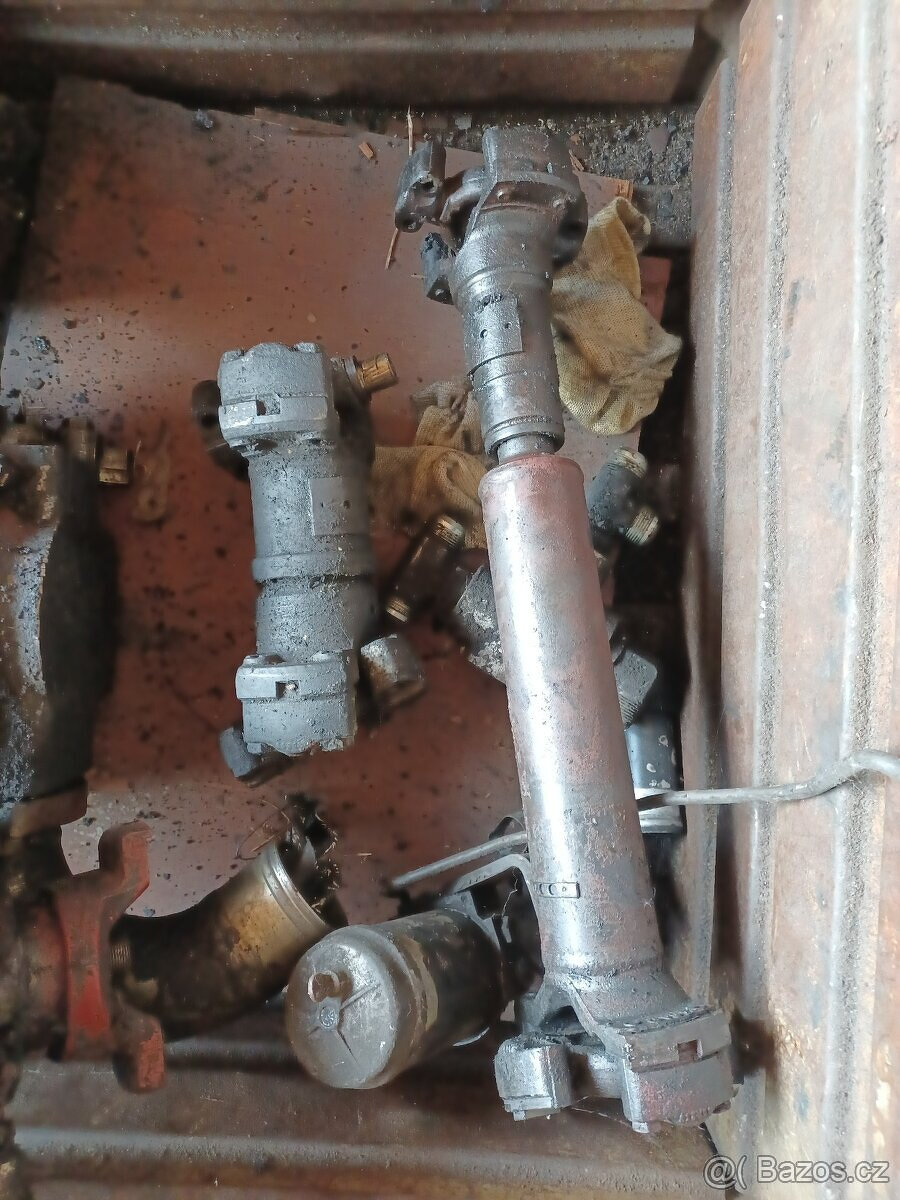 Vyvážečka John Deere 1110D, Valmet náhradní díly - 9