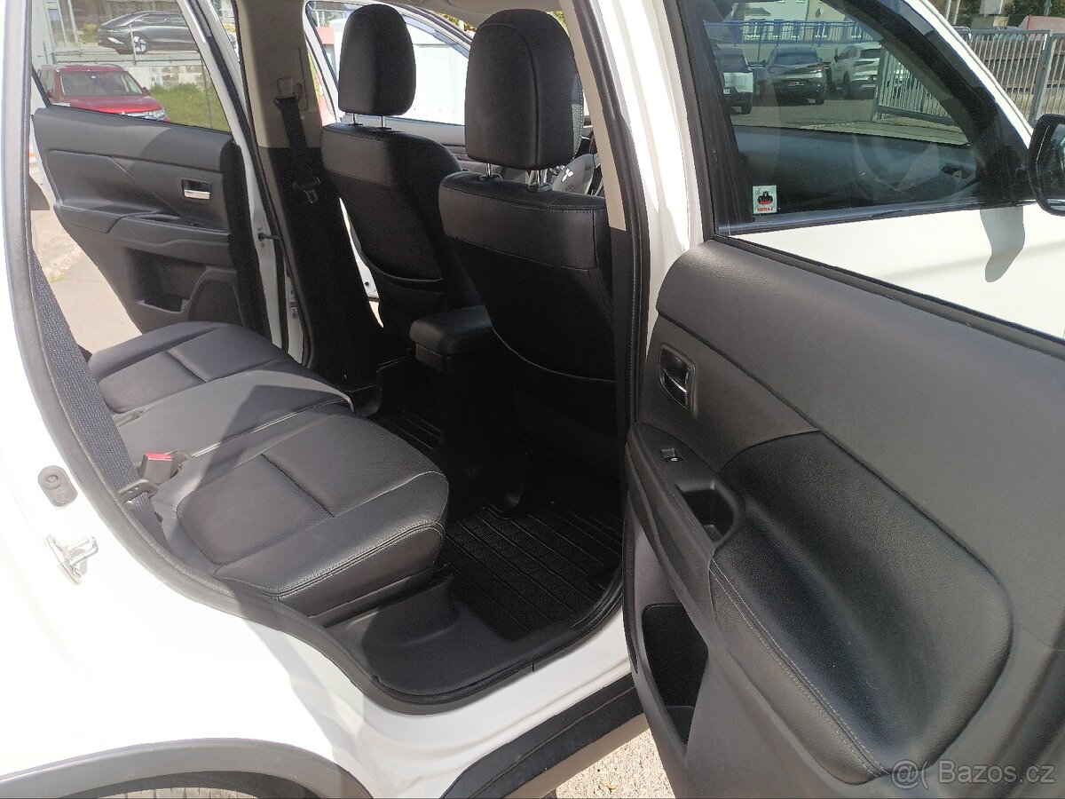 Outlander 2.2 4WD 7 míst BlackEdition TOP - 9