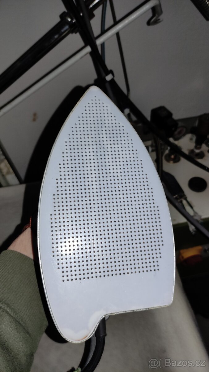 2x průmyslový žehlící stůl MACPI + žehličky + parní vyvíječ - 9