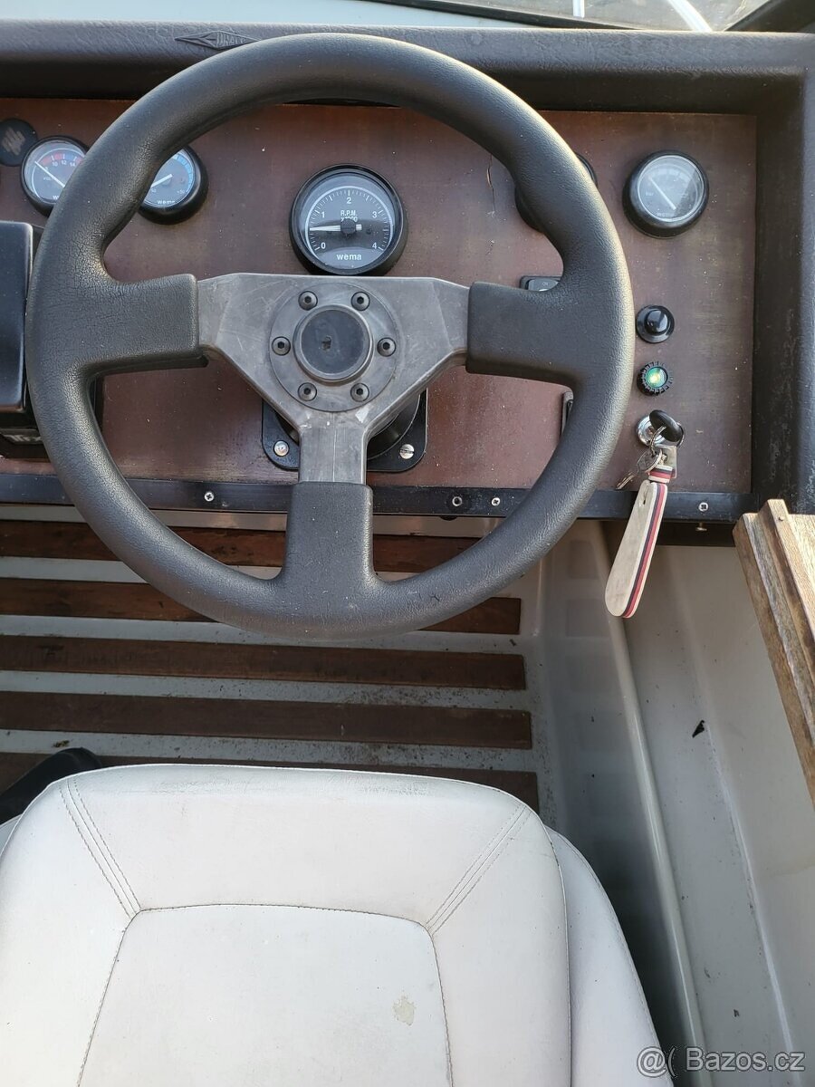 Kajutová motorová loď Draco 25 Twin Cab, zánovní vlek 3500Kg - 9