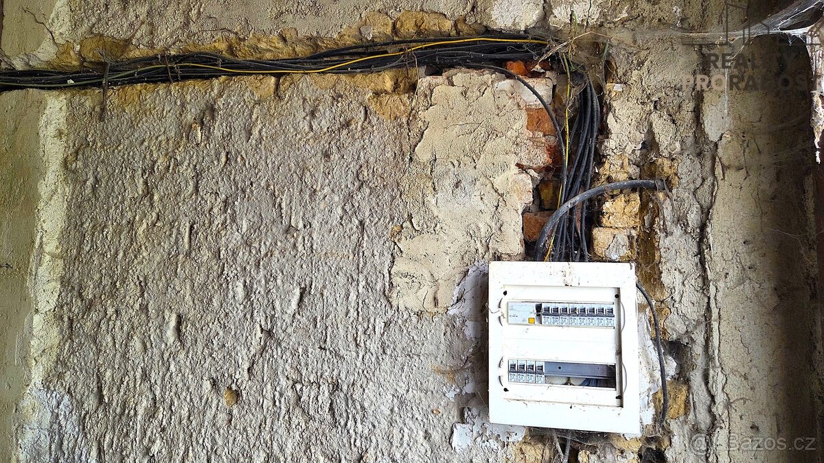 REZERVOVÁNO Prodej rodinného domu 3+1 k demolici, studna, p - 9