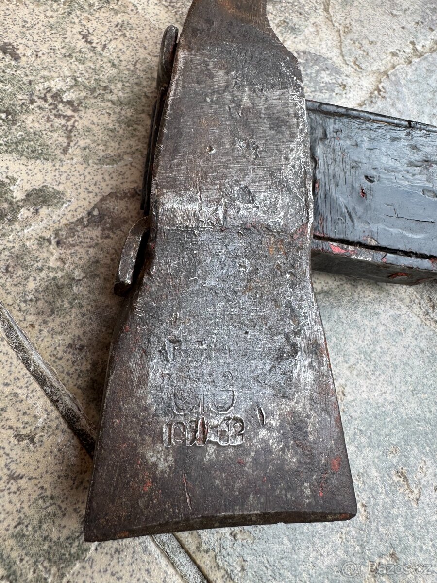 Stará hasičská sekera značená - 9