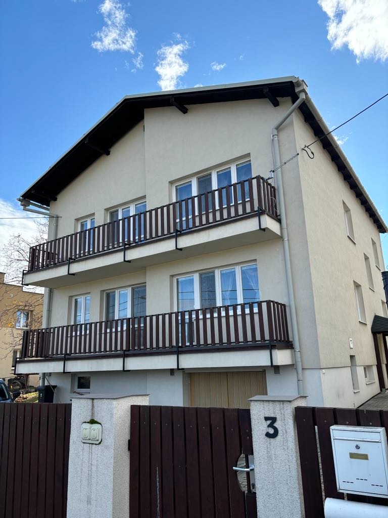 Prodej velkého bytu 4+1 s vlastní zahradou a park. stáním - 9