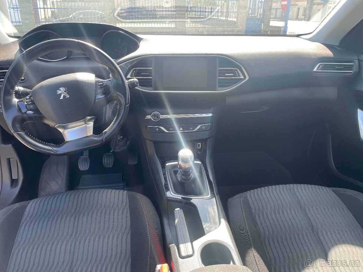 PEUGEOT 308 SW ALLURE 1.2i 96 KW Pure-Tech ČR 2015 - 9