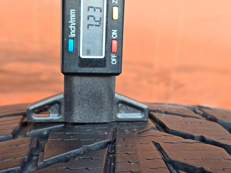 Zimní Nokian 215/65/16C + disky - 9