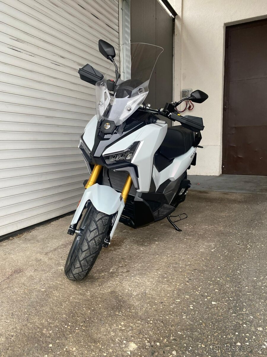 SYM - ADX TG 400 - BÍLÁ - PŘEDVÁDĚCÍ SKÚTR - 9