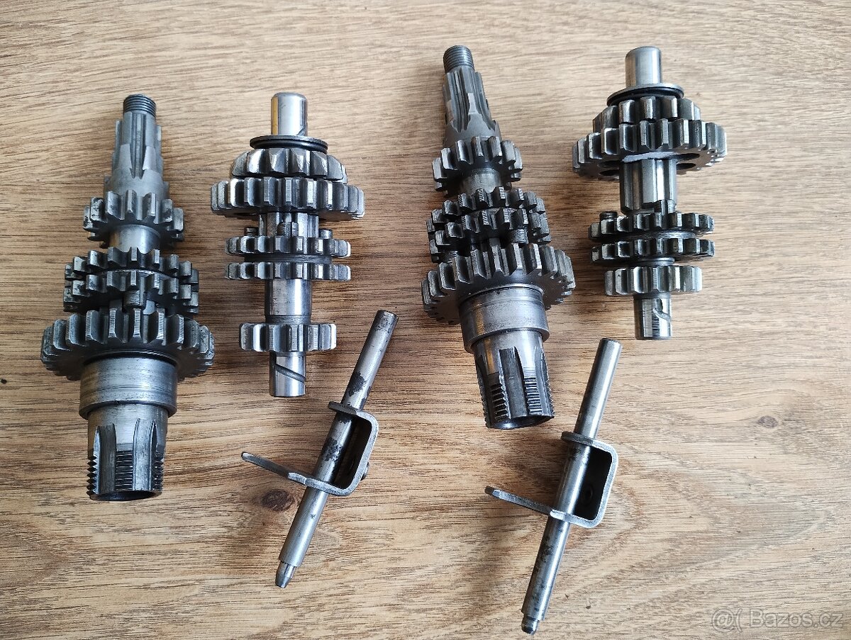 Prodám náhradní díly na motocykl JAWA 550 pařez a jawa 555 - 9