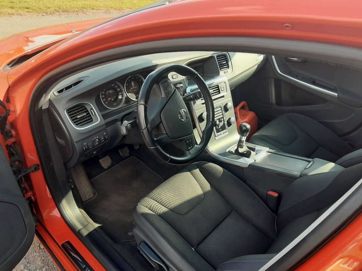 PRODÁM VOLVO V60 - 9
