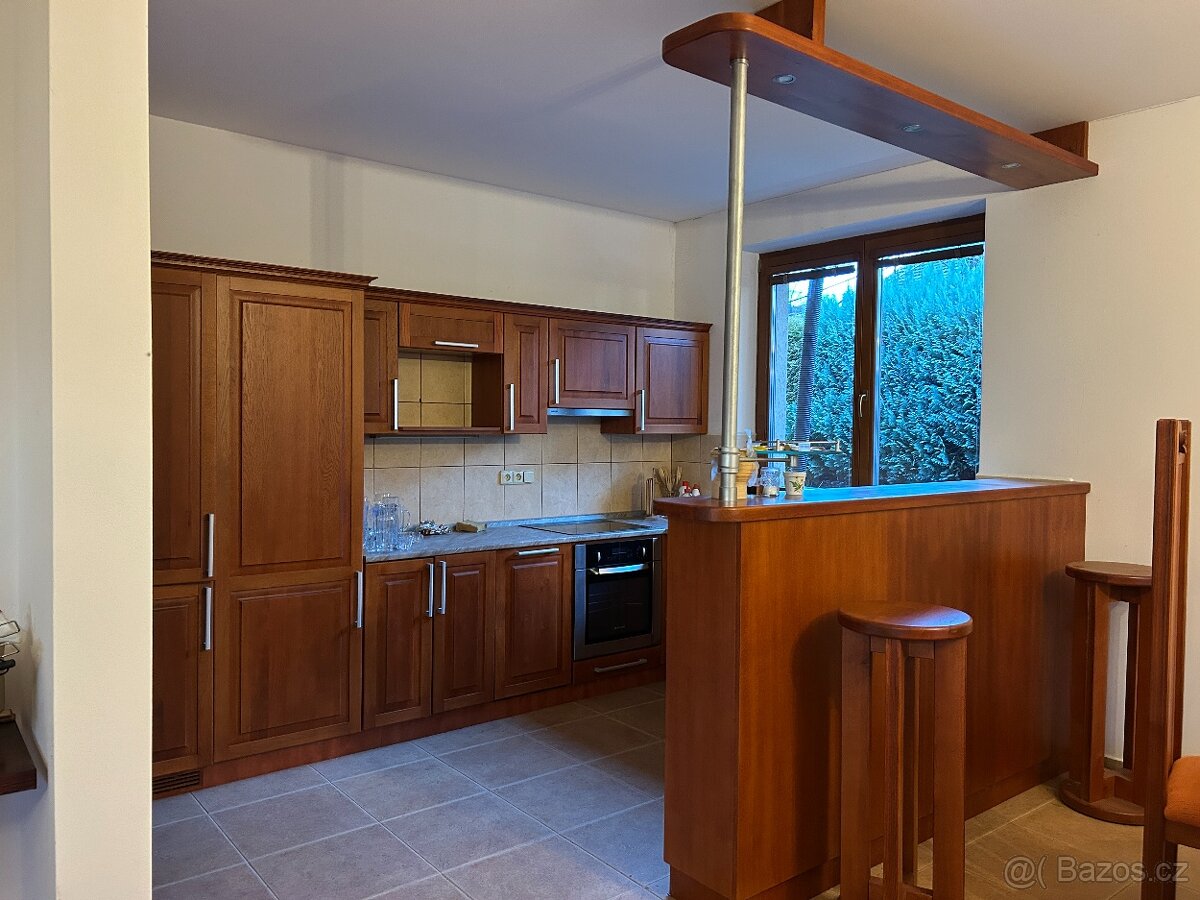 Prodám dřevěnou kuchyň z masivu - 9